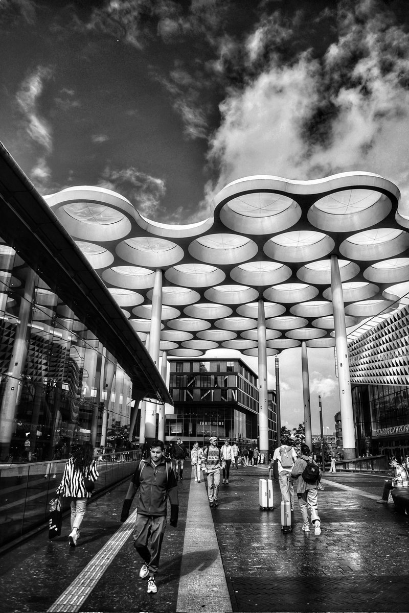 #Gallery365in2024SaturdayMono @Gallery365photo 20.4.24. 📸 Travellers in Utrecht...