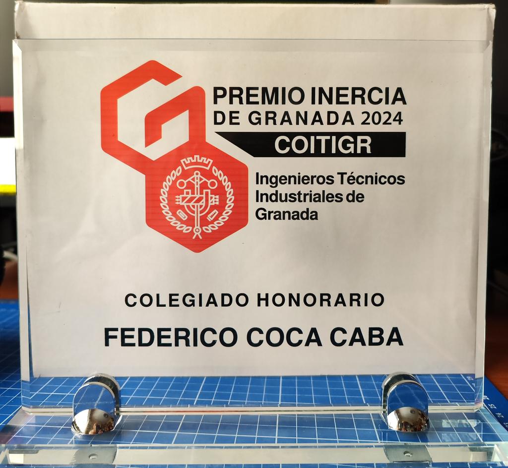 Anoche tuve el honor de recibir este gran premio otorgado por @CogitiGranada Gracias, muchas gracias @ferterron @JuanJo_elUZ y resto de la Junta de Gobierno, ha sido y es muy emocionante