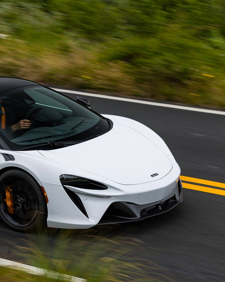 Ice white. Chills when you put the pedal down. McLaren Artura. 

#McLarenArtura #McLaren #McLarenAuto #CarsofInstagram #Supercar #McLarenHatfield