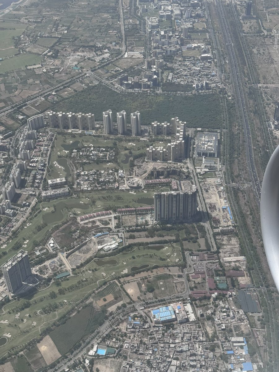 Shot Noida Sector 128 from the plane. I think the future growth of NCR will happen on the Noida - GN expressway. Infra is spot on & poised for becoming the future of NCR. Specially with the addition of Noida I. Airport.
