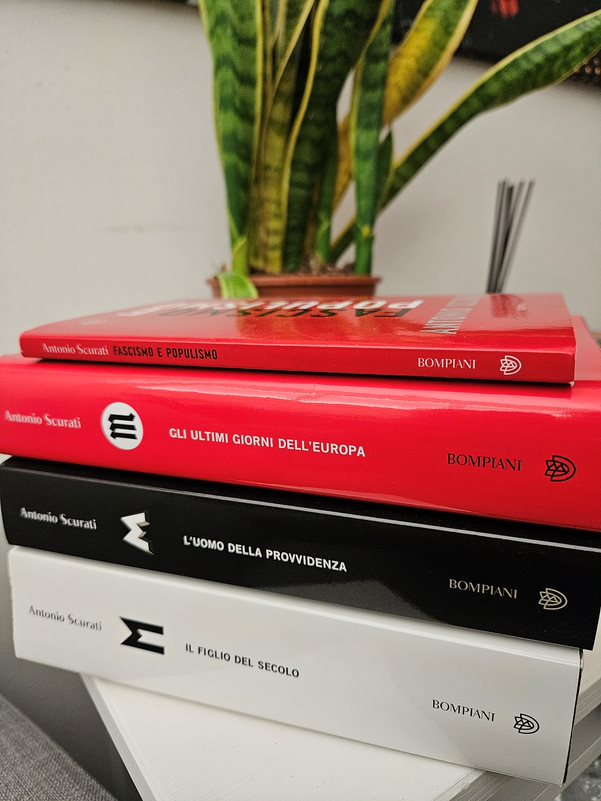 L'unico modo che abbiamo per contrastare l'arroganza, l'ignoranza e la supponenza è leggere. Leggere a iuta a capire, a conoscere e a farsi un'opinione sempre.
I libri di #AntonioScurati aiutano a capire gli eventi per come sono andati. E al loro interno ci sono ampi stralci