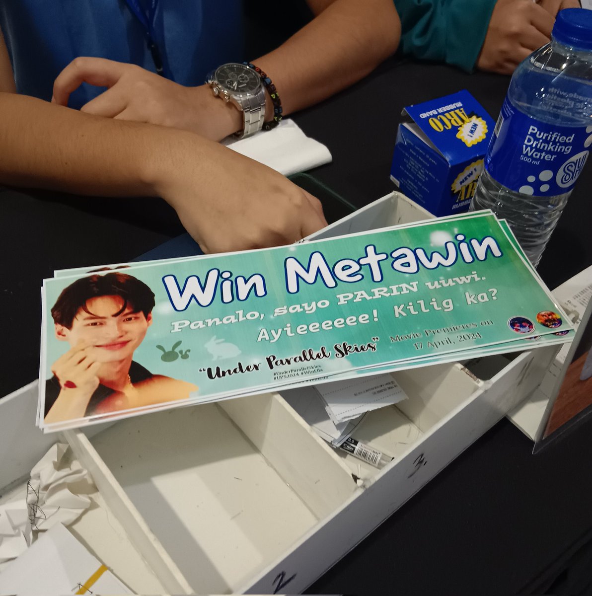 kimjulkai88's tweet photo. Hi!! Anyone who's gonna  watch UPS at SM Lanang, Ate and kuya staff was kind to allow us to left some banner support, feel free to get some po! 
Thank youu!

#UnderParallelSkies 
#winmetawin https://t.co/hQmXKShrqF