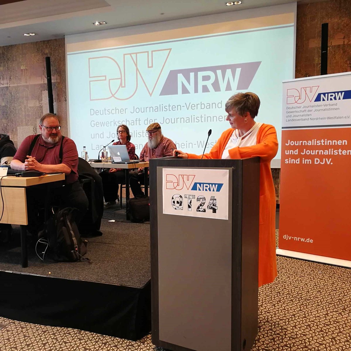 DJV_NRW's tweet photo. Los geht's! Herzlich willkommen zum Gewerkschaftstag 2024 in Düsseldorf. #gt24
Worüber wir heute diskutieren: 
- Bericht der Landesvorsitzenden
- Bericht des Schatzmeisters
- Berichte der Fachaussschüsse https://t.co/7eBFujotqm