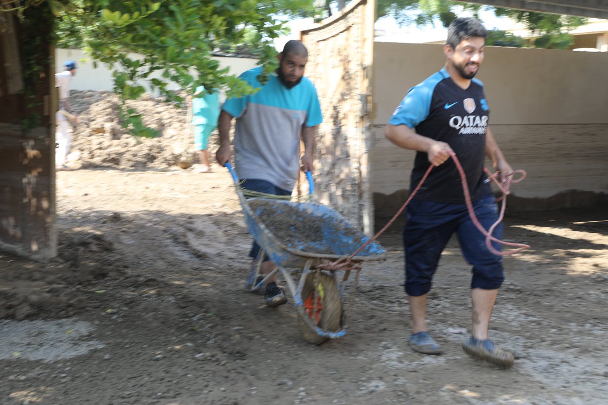 khabar_om's tweet photo. ضمن مبادرة #نادي_صحم لمساعدة المتضررين بالأنواء المناخية #منخفض_المطير

نفذت#دائرةالبلدية_بصحم
بالتعاون مع الفرق الرياضية بالولاية حملة نظافة لإزالة الأتربة وكنس الطرق لتسهيل الحركة المرورية بولاية 
#منخفض_المطير https://t.co/JsJJhaJaGz