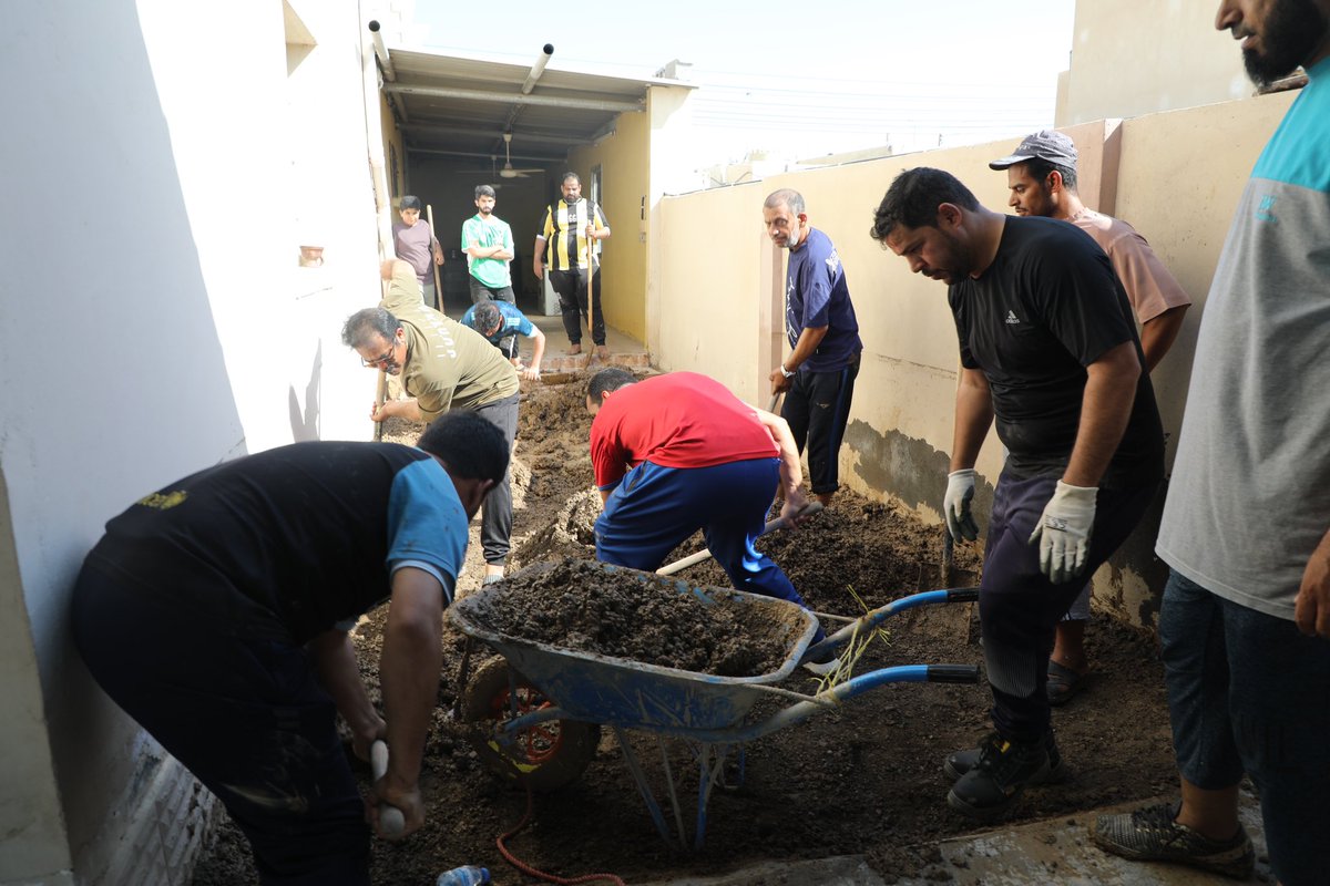 khabar_om's tweet photo. ضمن مبادرة #نادي_صحم لمساعدة المتضررين بالأنواء المناخية #منخفض_المطير

نفذت#دائرةالبلدية_بصحم
بالتعاون مع الفرق الرياضية بالولاية حملة نظافة لإزالة الأتربة وكنس الطرق لتسهيل الحركة المرورية بولاية 
#منخفض_المطير https://t.co/JsJJhaJaGz