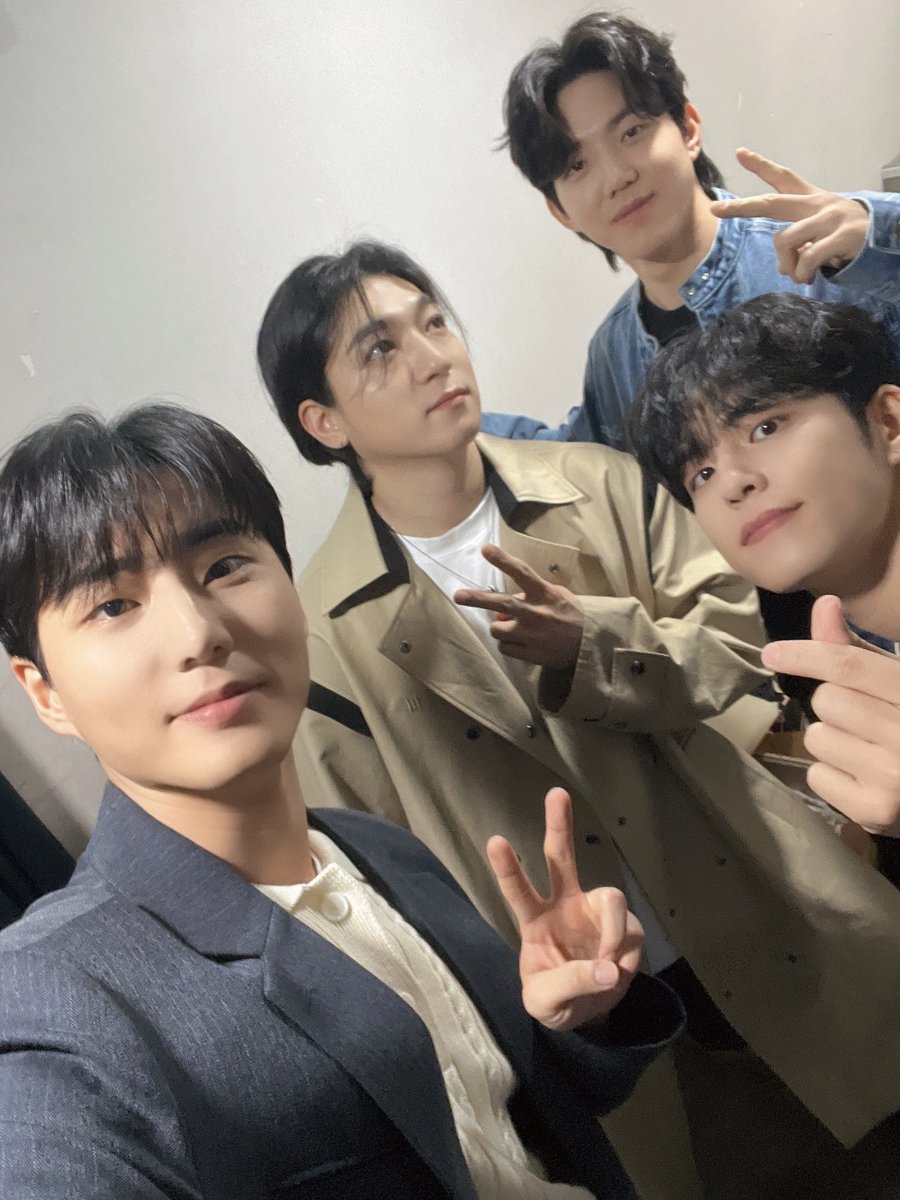day6official's tweet photo. [ #DAY6_BEHIND ]  

행복하기로 한 약속
다들 잘 지키고 있나요🤙

오늘도 데식이들은 My Day와
함께라는 행운 만끽하는 중💚

#DAY6 #데이식스
#Fourever
#Welcome_to_the_Show https://t.co/WskGjauNsC