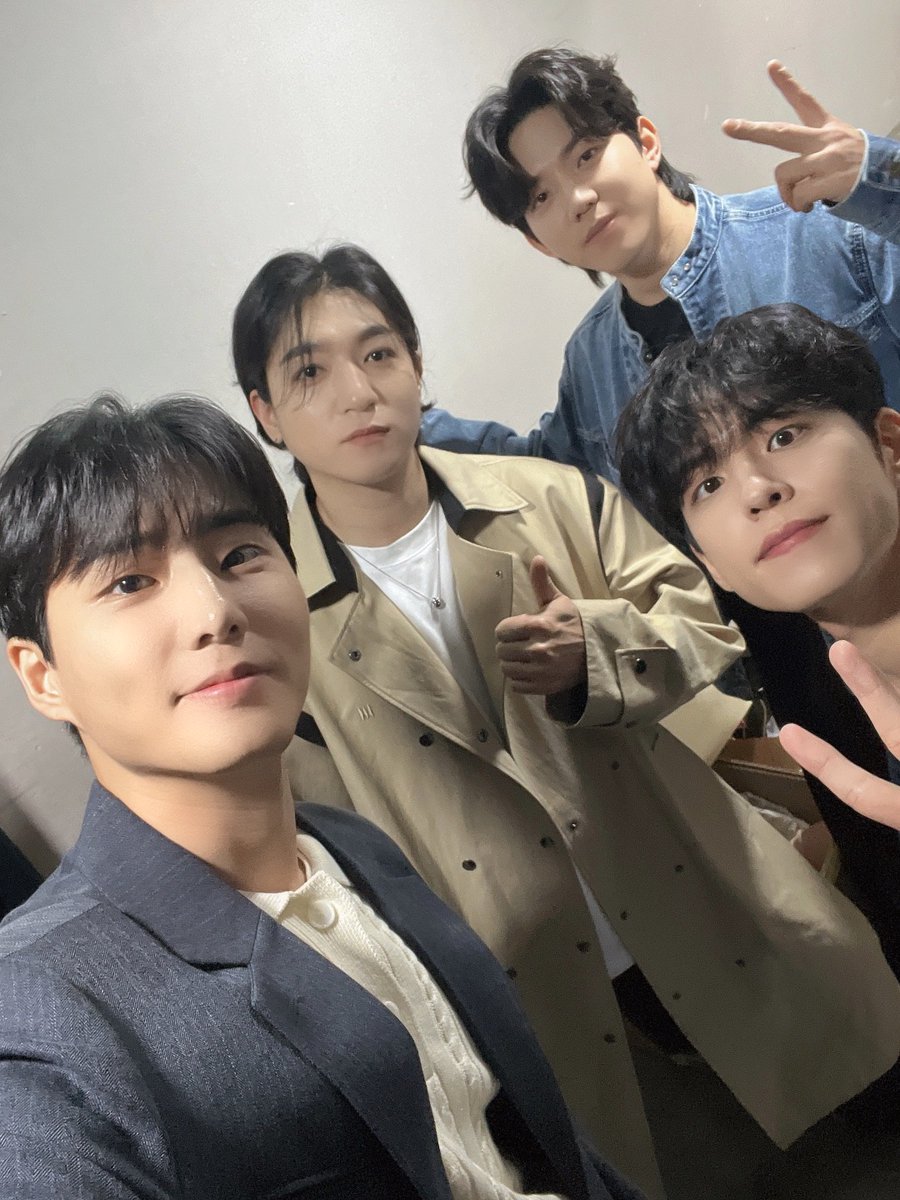 day6official's tweet photo. [ #DAY6_BEHIND ]  

행복하기로 한 약속
다들 잘 지키고 있나요🤙

오늘도 데식이들은 My Day와
함께라는 행운 만끽하는 중💚

#DAY6 #데이식스
#Fourever
#Welcome_to_the_Show https://t.co/WskGjauNsC