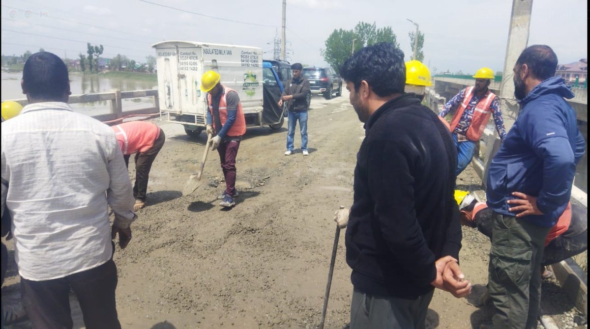 On The Request Of Traffic City Srinagar, R&B Project Div 1st Took Immediate Steps To Repair Potholes To Facilitate Traffic Movement On Tengpora Bridge.