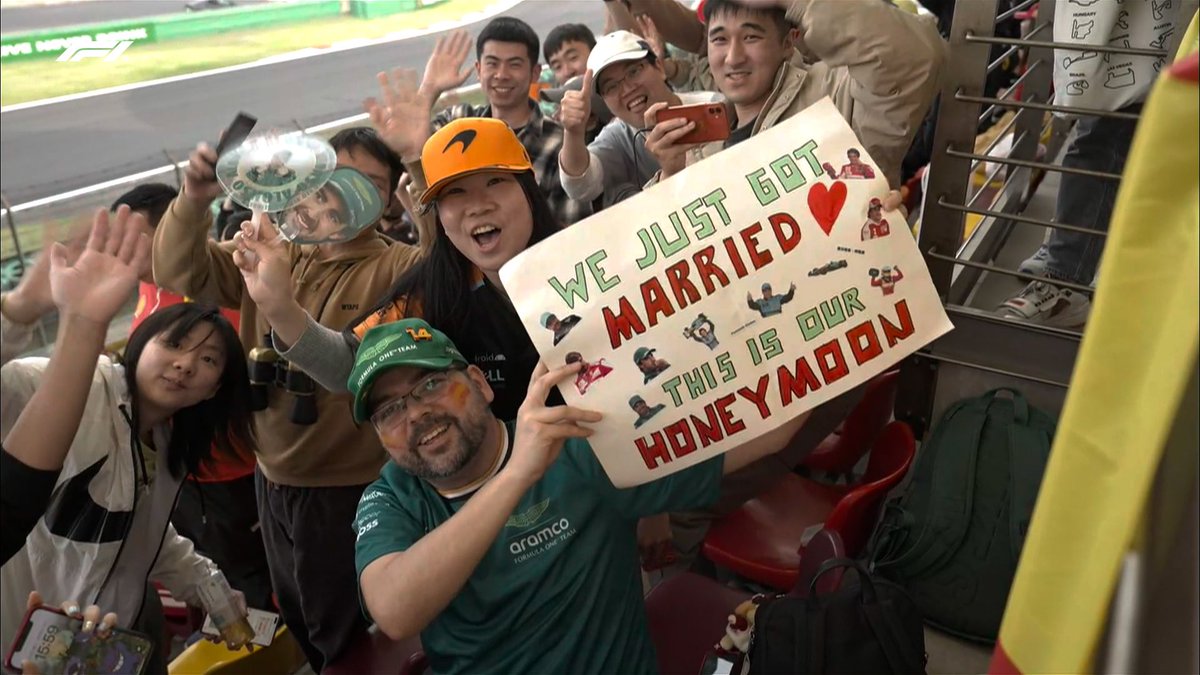 🥰 Çin’de açılan bir pankart: “Yeni evlendik, bu bizim balayımız.” #F1