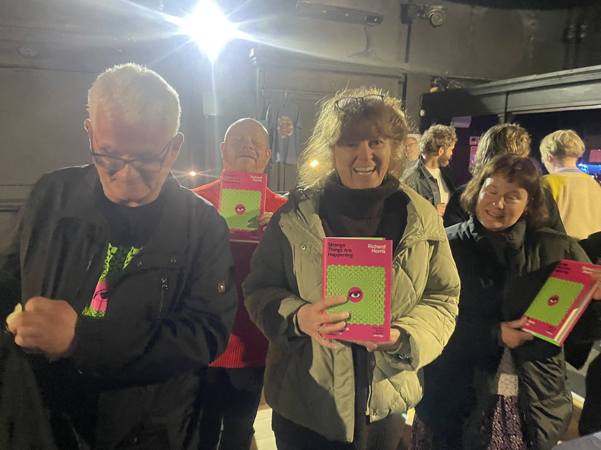 I had a great time at the @WhiteRabbitBks night at Heath Bookshop festival @hareandhounds yesterday. Thanks to everyone including @DanielDylanWray for the interview, and thanks to author Michel Faber for photographing me with his golden rabbit!