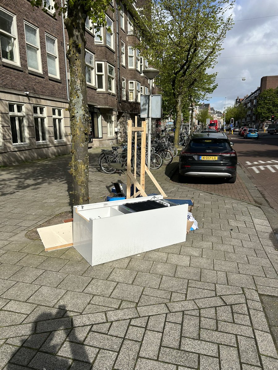 mediawereld's tweet photo. Komen jullie nog? Weer geen grofvuil opgehaald in de Maasstraat. Of staken jullie weer? @webcare020 @AmsterdamNL https://t.co/SwKdWjm4Zo