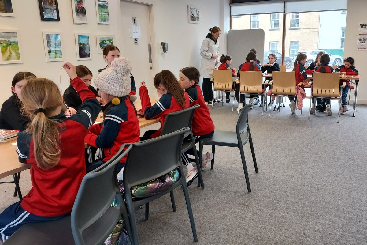 #MitchelstownLibrary was delighted to host Cian O'Rathaille from Anyone4science for a Coding Bracelet workshop for Ms Hyland’s class Bun Scoile Na Toirbhirte Mitchelstown for Technology Week.

#techweekirl
@techweekirl