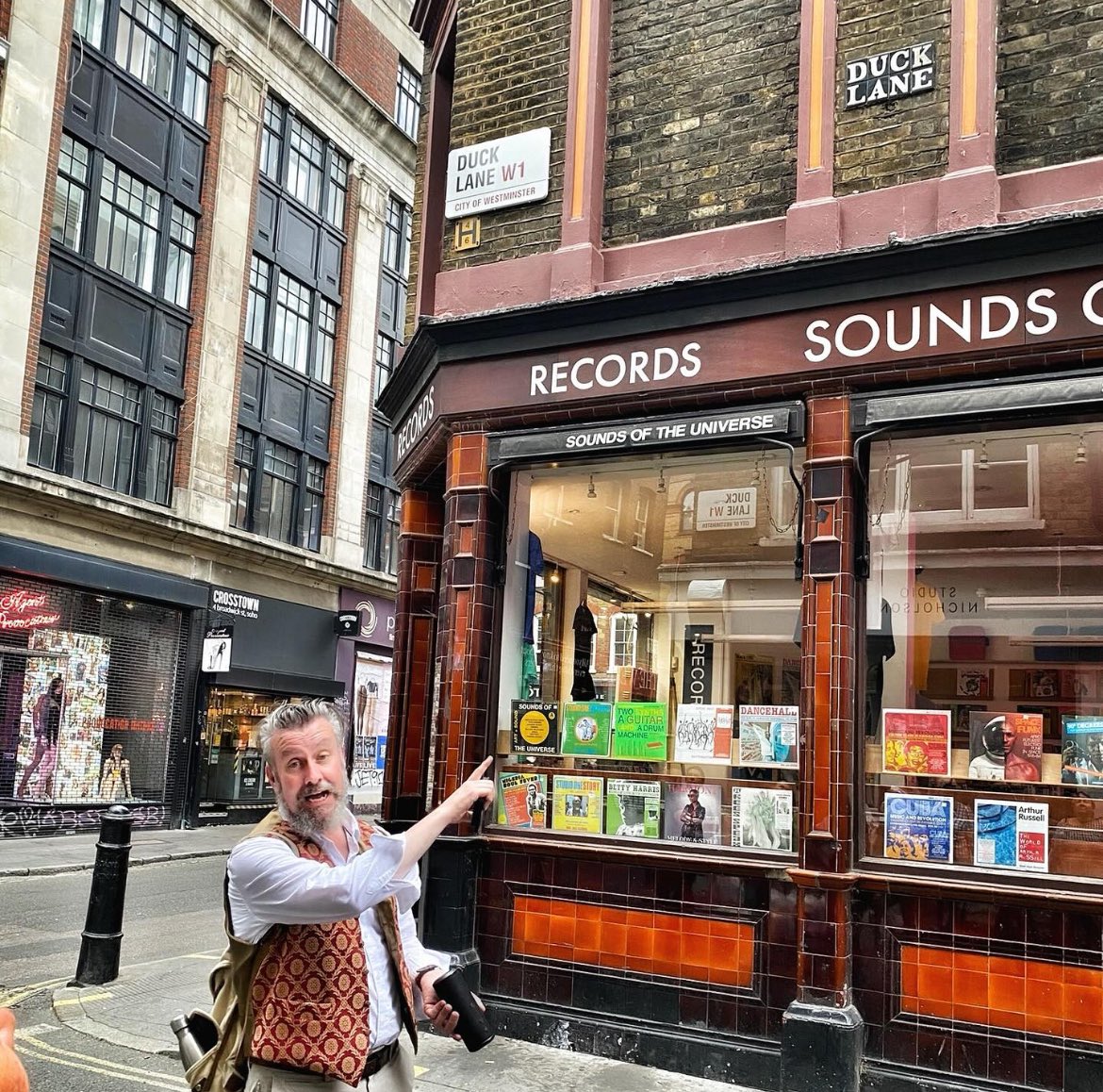 Starting the weekend with a Record Store Crawl walking tour! Give me a wave 👋 if you see us #rsd24 #rsd #tourguidelife #lovelondon