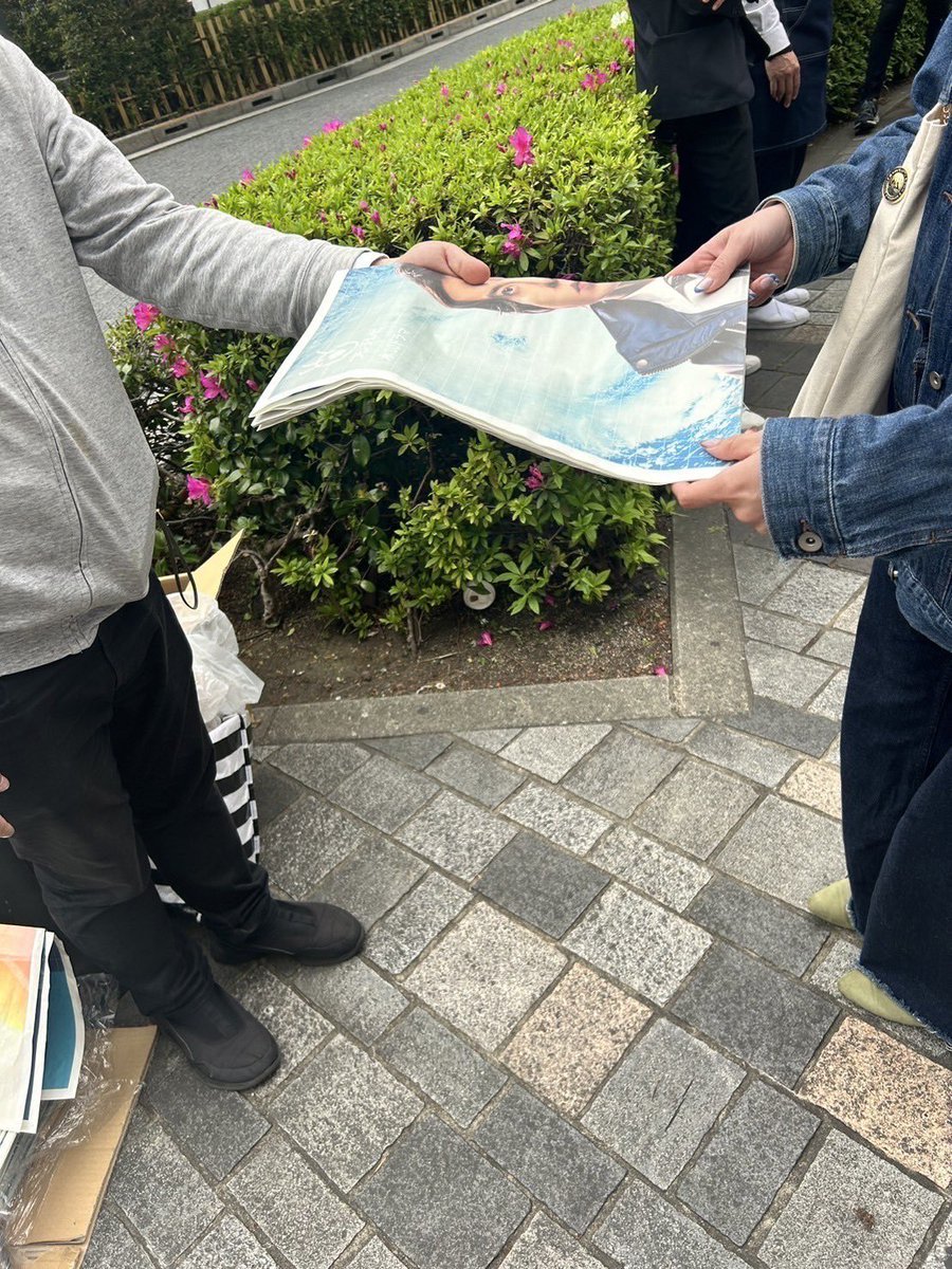 bluemoment_cx's tweet photo. 4月24日（水）よる10時スタート
🌏#ブルーモーメント🌏

『#ブルーモーメント』#山下智久 スペシャル号外、配布終了いたしました❕

配布の様子をお届けします☀️

１枚目:渋谷
２枚目:有楽町

たくさんの方にお越しいただきありがとうございました🙇‍♂️ https://t.co/IaclrluDi8