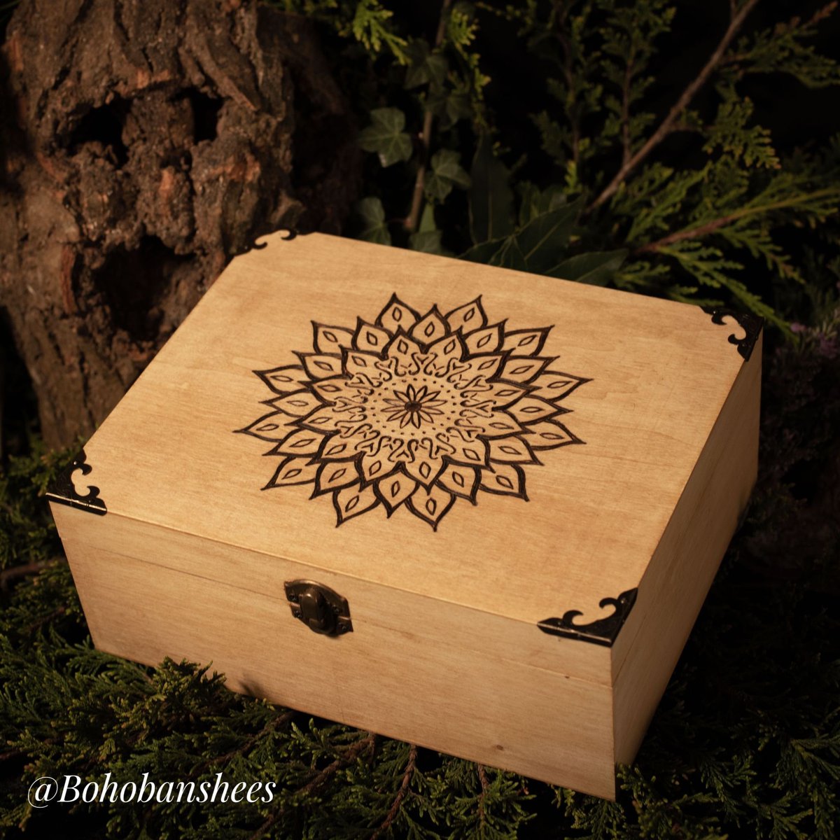 This medium Mandala Keepsake box is lovingly burned by hand is is ready and awaiting its forever home. bohobanshees.com/product/medium… #UKGiftHour #UKGiftAM #Shopindie #Supportsmallbusiness
