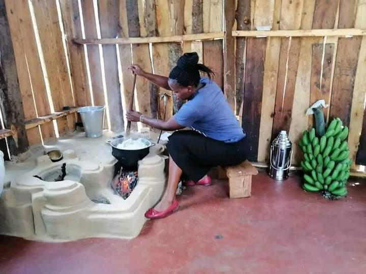 Kenyan 🇰🇪 woman in her rural home preparing Ugali in her unique Kitchen