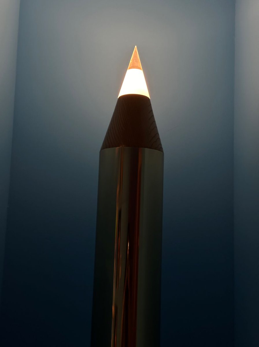 simply_sofas's tweet image. Pencil lamp, seen at TOILETPAPER APARTMENT, part of Milan Design Week. 

#toiletpaperstudio #toiletpapermagazine #TLapartment #designweek #artweek #popart #popartculture #MilanDesignWeek #MilanDesignWeek2024 #SaloneDelMobile2024