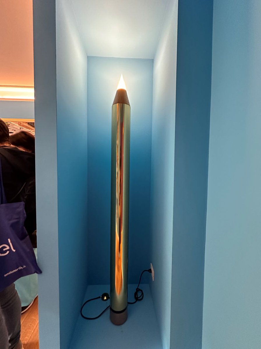 simply_sofas's tweet image. Pencil lamp, seen at TOILETPAPER APARTMENT, part of Milan Design Week. 

#toiletpaperstudio #toiletpapermagazine #TLapartment #designweek #artweek #popart #popartculture #MilanDesignWeek #MilanDesignWeek2024 #SaloneDelMobile2024