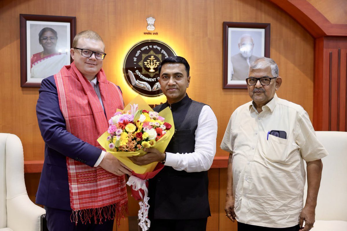 Consul General of the Republic of Belarus in Mumbai Shri Aliaksandr Matsukou called on Hon'ble Chief Minister @DrPramodPSawant at Mahalaxmi, Altinho, Panaji. Law Minister Shri @AleixoASequeira was present.