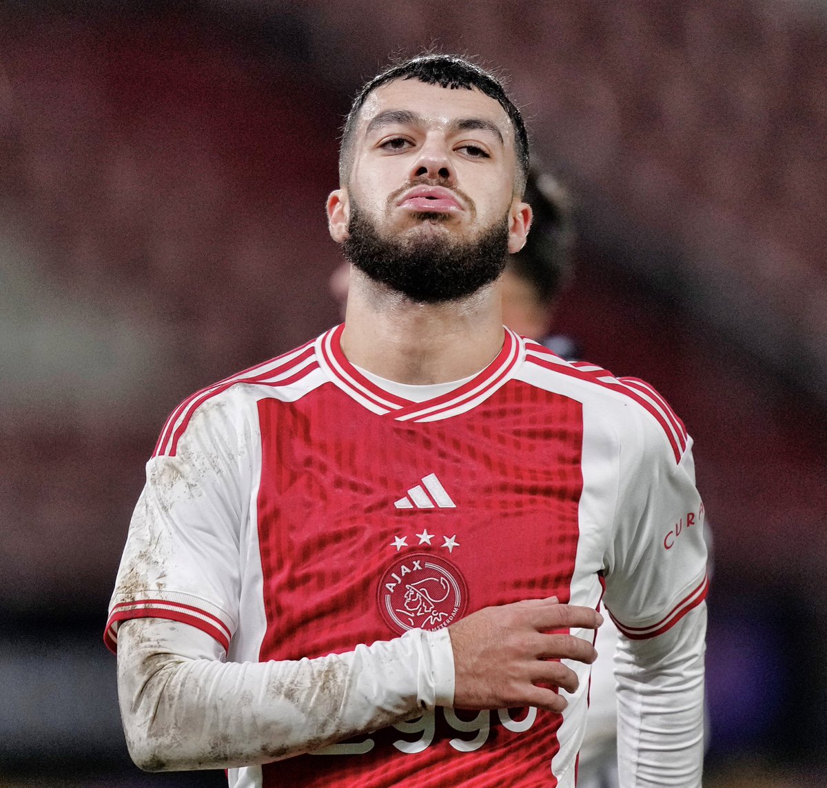 _BeFootball's tweet photo. 🚨 Georges Mikautadze 🇬🇪 :

« J’ai passé plus de 2 mois à l’hôtel seul. L’Ajax ne m’aidait pas beaucoup à chercher un appartement.

𝗗’𝗮𝗶𝗹𝗹𝗲𝘂𝗿𝘀 𝗷𝗲 𝘀𝘂𝗶𝘀 𝗽𝗿𝗲̂𝘁𝗲́ 𝗺𝗮𝗶𝘀 𝗶𝗹𝘀 𝗻𝗲 𝗽𝗿𝗲𝗻𝗻𝗲𝗻𝘁 𝗮𝘂𝗰𝘂𝗻𝗲 𝗻𝗼𝘂𝘃𝗲𝗹𝗹𝗲. 𝗔̀ 𝗹’𝗔𝗷𝗮𝘅, 𝗶𝗹𝘀 𝗺’𝗼𝗻𝘁 𝗼𝘂𝗯𝗹𝗶𝗲́. »

(@lequipe)
