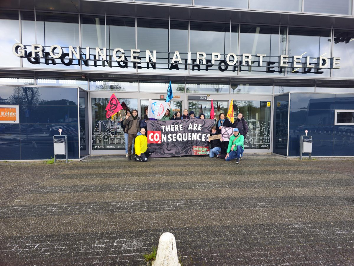 Vandaag protesteren we bij Groningen Airport Eelde; Machlaan 14 in Eelde, we starten om 12:00 uur. Onze eisen: Groningen Airport Eelde moet sluiten! - Geen gemeenschapsgeld meer naar Airport Eelde - 46 miljoen niet doen! - Stop fossiele subsidies: Belasting op kerosine nu!