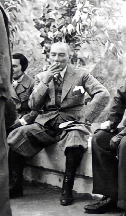 Atatürk, Tunceli’deki bir köprü açılışında sigara içerken fotoğraf çekilmesini ister. Sabiha Gökçen sebebini sorunca "Kızım, asiler bir köprü yakarak isyan başlattılar. Ben de bir sigara yakarak bitiriyorum." cevâbını verir, anlayamayan kansızlara hatırlatma🙌 #Tunceli