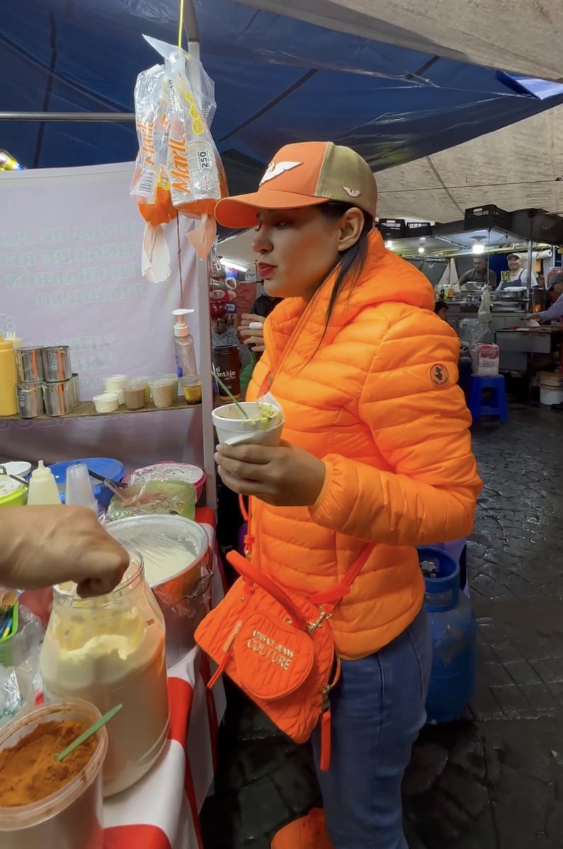 Aquí comiendo unos esquites en la alcaldía #ÁlvaroObregón y al mismo tiempo pensando en el #OperativoDiamante de la #Cuauhtémoc.