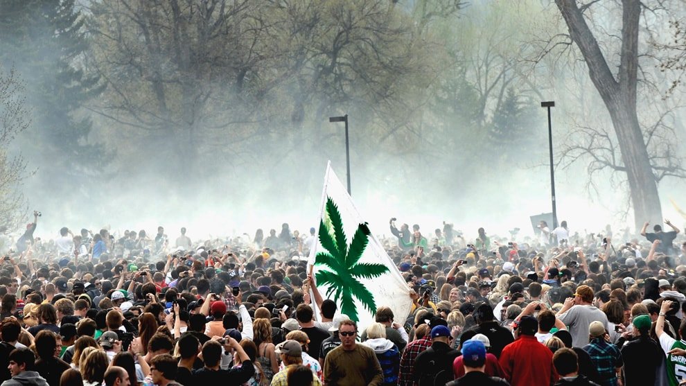 homo_ricreativo's tweet photo. Buon 420 a tutti! #inthecloud https://t.co/eojIw5cp41