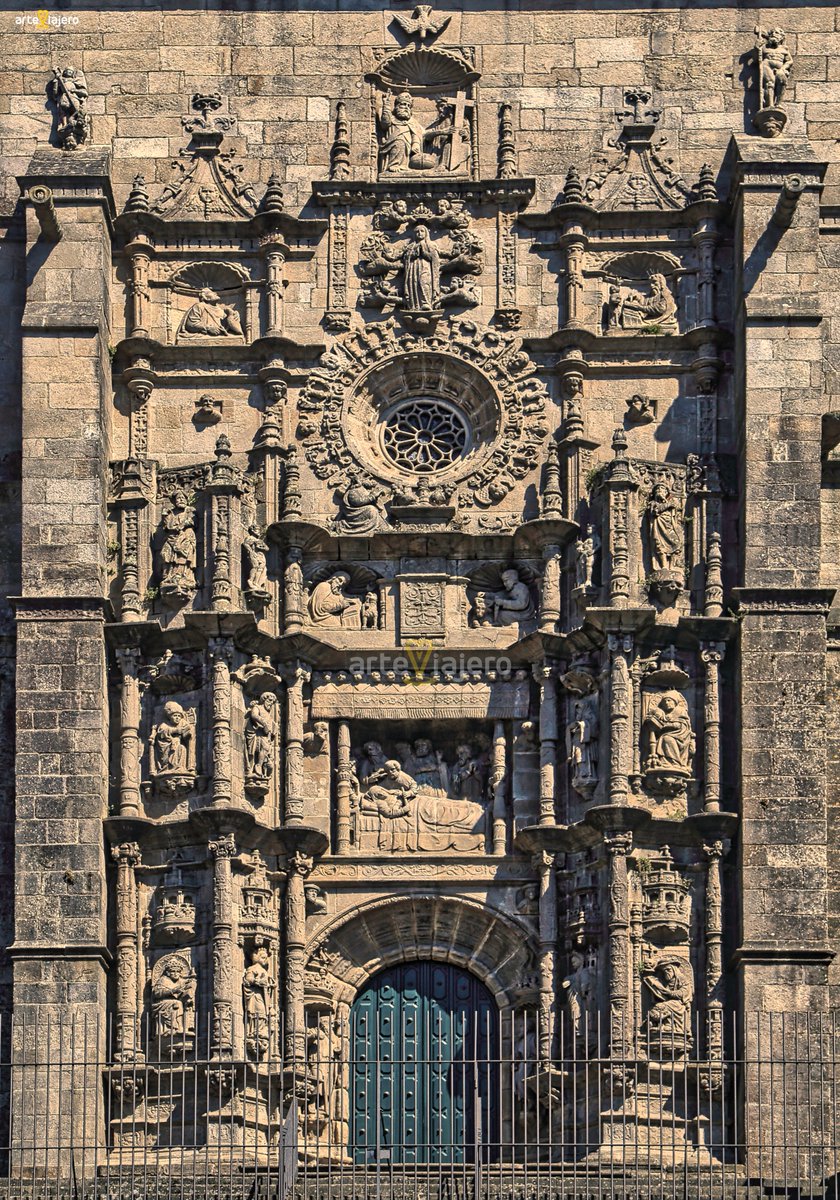 La espectacular fachada occidental de la Basílica de Santa María la Mayor en Pontevedra (#Galicia), auténtica obra maestra del estilo plateresco. En su decoración participó el célebre escultor Cornielles de Holanda #FelizSabado #BuenosDias