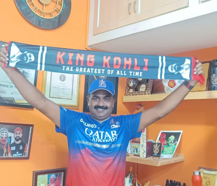 sportssugumar's tweet photo. Thrilled to receive this incredible gift from Cricket Curiosity Shop—a scarf depicting King Kohli! As an RCB superfan, this means the world to me.
@imVkohli https://t.co/nAvmDZLUC4