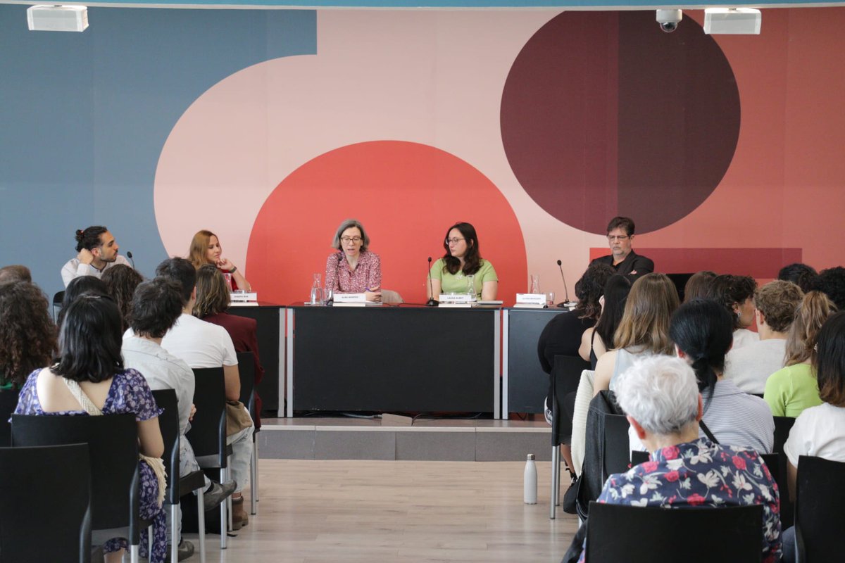 ¿Alguna vez se han reído de ti? Retomamos @larisacongreso con un diálogo sobre la canalización de emociones negativas y su rol en la emancipación. Contamos con Javier Moscoso, Alba Montes, @JosefaRosUCM y Laura Albet. ¡Bienvenidos y bienvenidas!