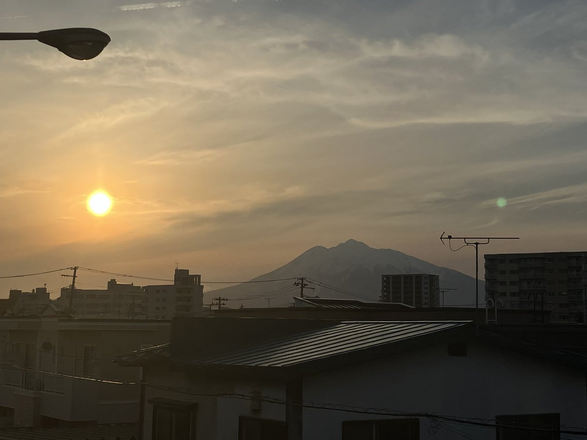 現在の #弘前市 #岩木山 と 夕日 そろそろ脱青森を計る為 電車でGO