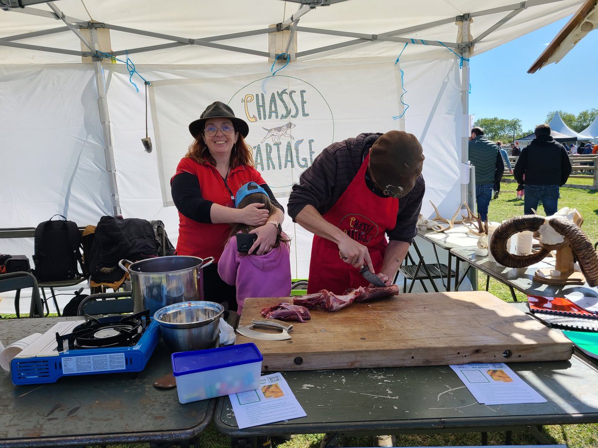 Atelier cuisine en cours avec <a href="/DesGeai/">Geai des Chênes</a> et <a href="/EmiliePouce/">Emilie Pouce</a> . On commence par découper le sanglier.
#ChassePartage
#Sudtraditions