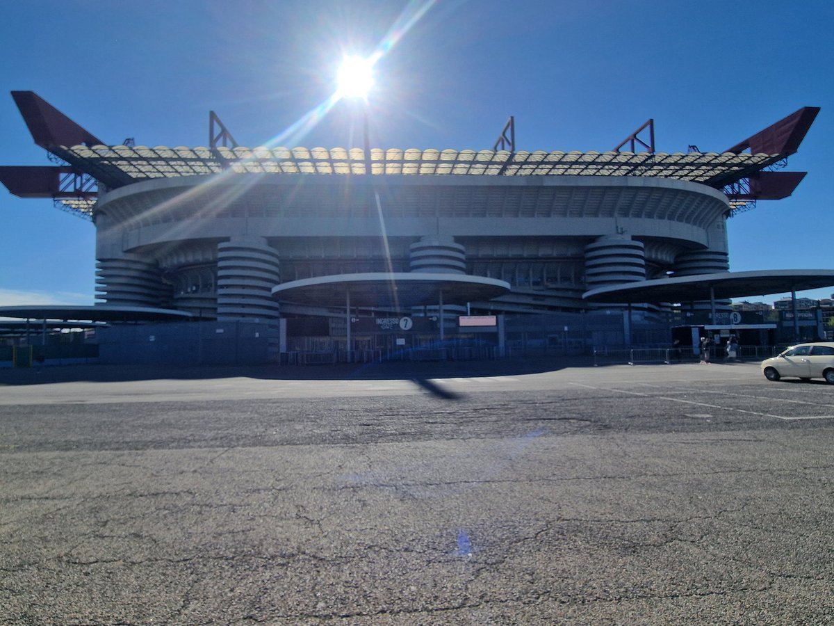 LiveLeo2's tweet photo. @ochocinco AC Milan vs. Inter Milan. Wya? 🤙🏿👀 https://t.co/QKxzeRt5i8