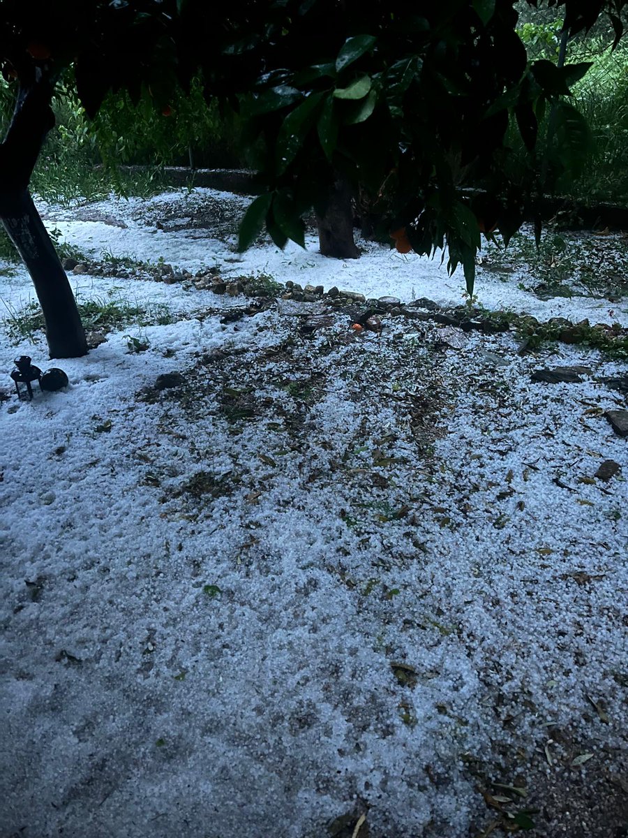 Sabahın altısında dolu yağdı🥴 bu ne biçim Nisan.