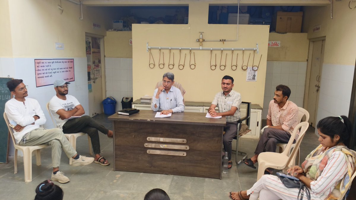 THORAJULA's tweet photo. @DrRadhaKrishan7 Visited PHC Vavera &amp; Discuss About 
>#Voting awareness campaign
>#Heat Waves
>Very High Risk #ANC Care 
>7+4 Niti Ayog Indicator
With ASHA &amp; Staff

@ECISVEEP @CollectorAmr @ddoamreli @GujHFWDept
@SdmRajula @OfficerIec
@InfoAmreliGoG @AmreliHealth
@ArunKumar23302 https://t.co/cCe9X9wFnR