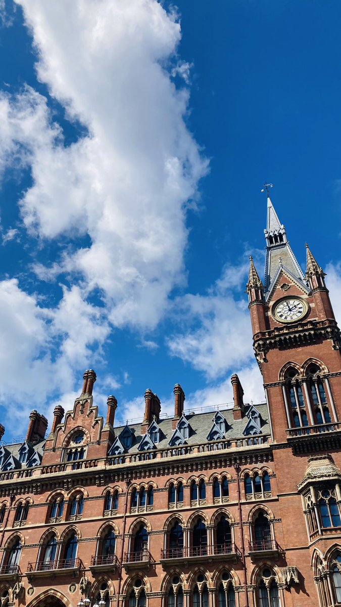 Such a beautiful sky 😍
Happy Weekend Everyone 
#london #StPancras #gothic