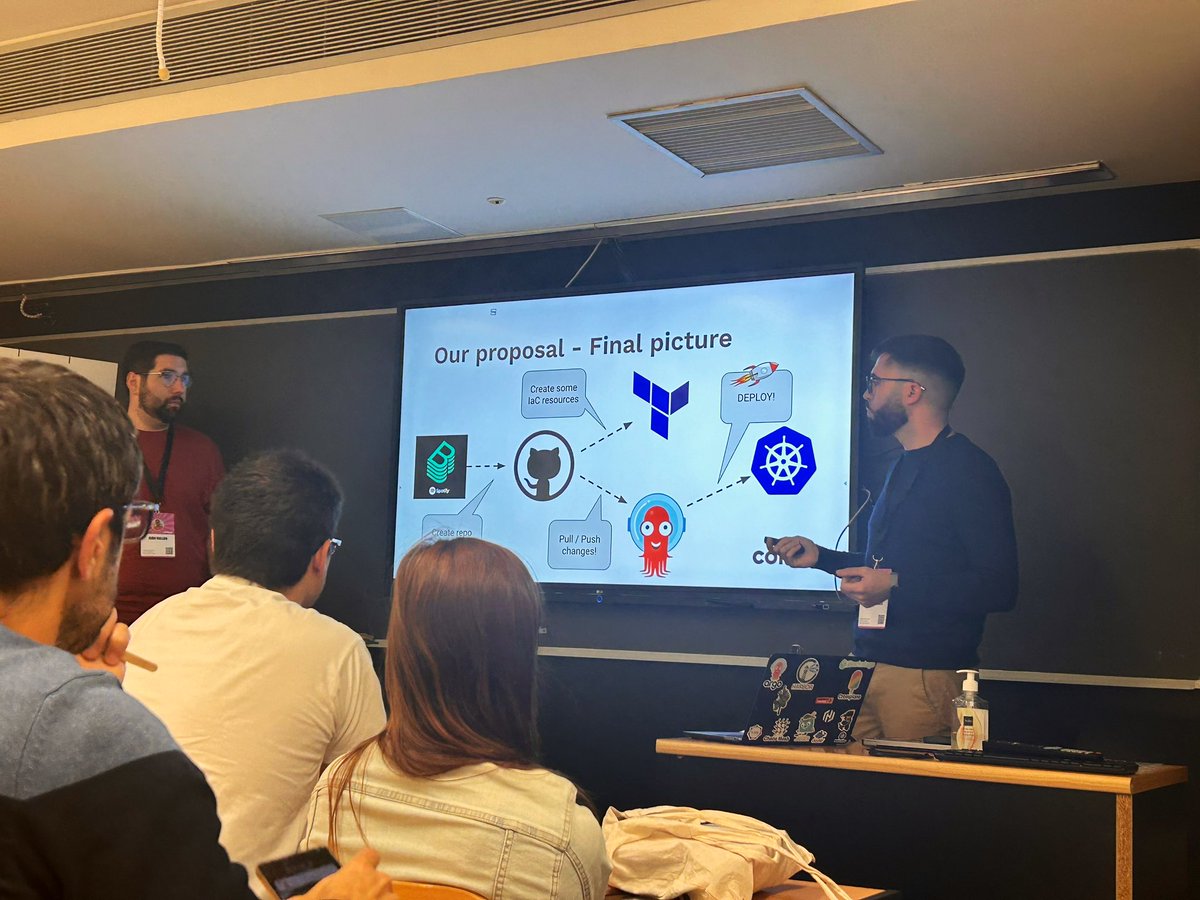 ElenaPandino's tweet image. Empezando el día en @commitconf con #GitOps 🎯
@xoanmallon @mknet_ #commitconf