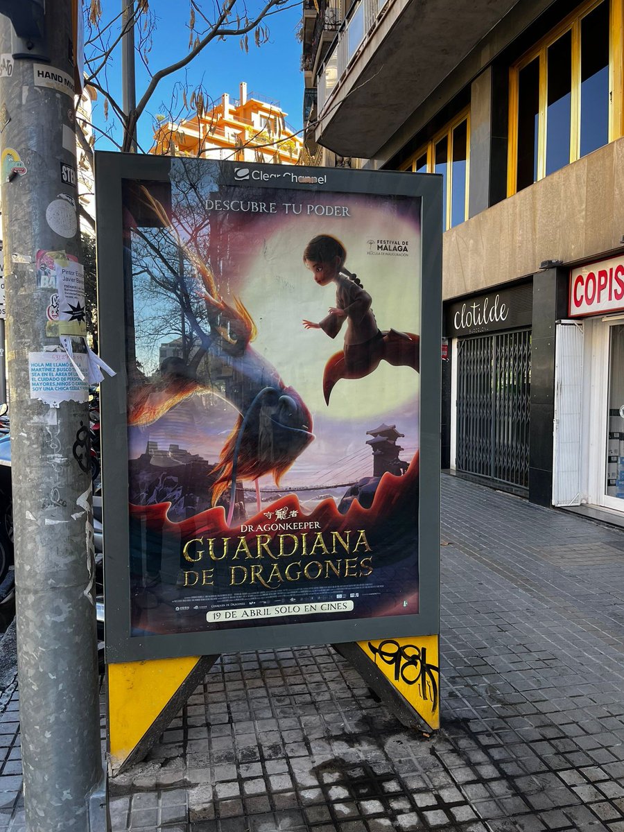 pabolec's tweet photo. Gente maja que te envía los carteles que se va encontrando. (No cabéis todos). ¡Gracias! #Dragonkeeper https://t.co/aBCxzMjJGn