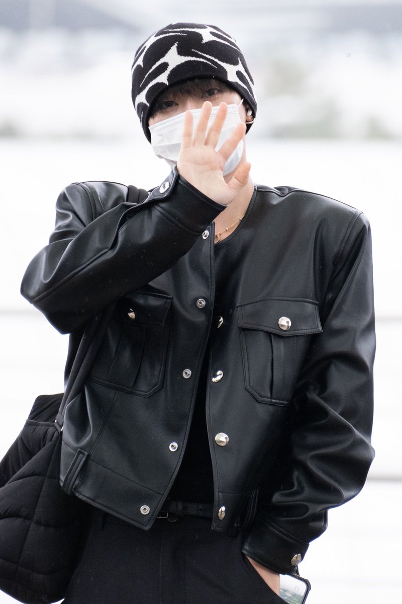 l0lsl0's tweet photo. 240420 ICN

👒
🐱

#WayV #威神V 
#TEN #텐 #เตนล์ #李永钦 https://t.co/nRVCUJSQj6