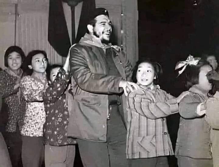 EKohee's tweet image. چی گویرا سے سوال پوچھا گیا آپ کب تک لڑتے رہیں گے؟
چی گویرا نے جواب دیا
"جب تک دنیا کے تمام بچے ہر صبح ایک گلاس دودھ پینے کے قابل نہیں ہو جاتے"