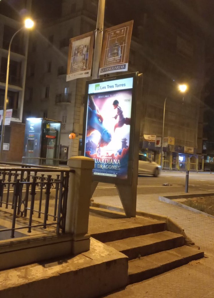 pabolec's tweet photo. Gente maja que te envía los carteles que se va encontrando. (No cabéis todos). ¡Gracias! #Dragonkeeper https://t.co/aBCxzMjJGn