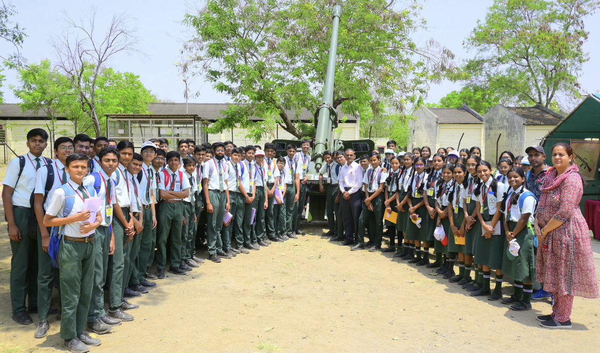 #SureSwiftStrikers of #AgnibaazDivision conducted motivational lecture & equipment display at #Aurangabad for students of #BSGM School. Event witnessed zealous participation from students who drew motivation to #JoinIndianArmy & contribute positively towards #NationBuilding.