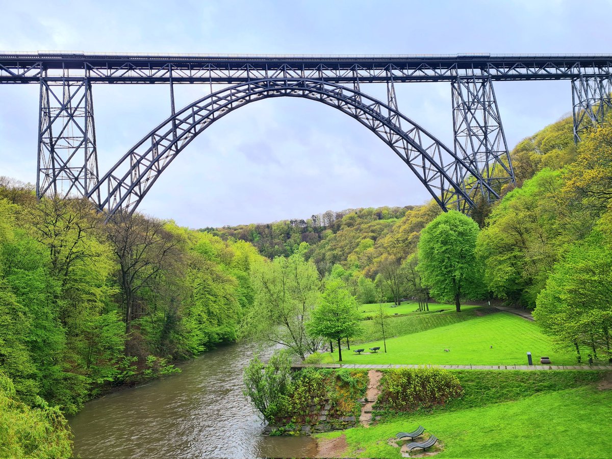 ドイツの果てまでいってQ🇩🇪 最も高い位置にある鉄道橋Müngstener Brücke なぜ我々はそこへ登るのか...うまく言葉にできないのだけれど本当に特別な体験でした。 実は高所恐怖症なのですが、あまりに余裕がなさすぎて怖さを感じず、ずっと笑ってました😂 人間て不思議ですね # GTM24