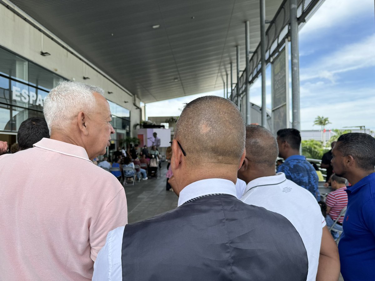 Près de 2000 personnes au meeting de @rglucks1 à St-Denis de La Réunion. Salle pleine dedans comme dehors.Des discours inspirants et puissants d’@ebareigts et @faureolivier. La joie des militants et des curieux. Belle et puissante dynamique pour notre candidat ! Votez le 9 juin !