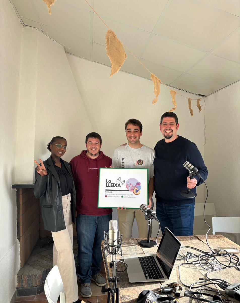 paupresas's tweet photo. 🎤🎙️Ens ho vam passar molt bé amb en @Bouasso1 i la Monina gravant un nou capítol del podcast de La Lleixa de @CassaJove! 
📻Gràcies per convidar-nos! Ja disponible a l’spotify!

https://t.co/yu9Z7up0Di https://t.co/9OnumRDDdL