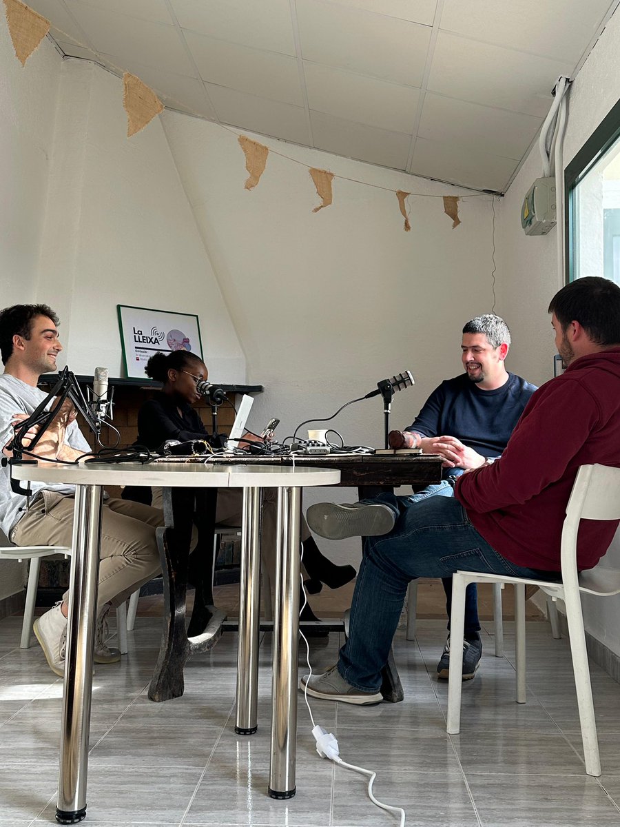 paupresas's tweet photo. 🎤🎙️Ens ho vam passar molt bé amb en @Bouasso1 i la Monina gravant un nou capítol del podcast de La Lleixa de @CassaJove! 
📻Gràcies per convidar-nos! Ja disponible a l’spotify!

https://t.co/yu9Z7up0Di https://t.co/9OnumRDDdL