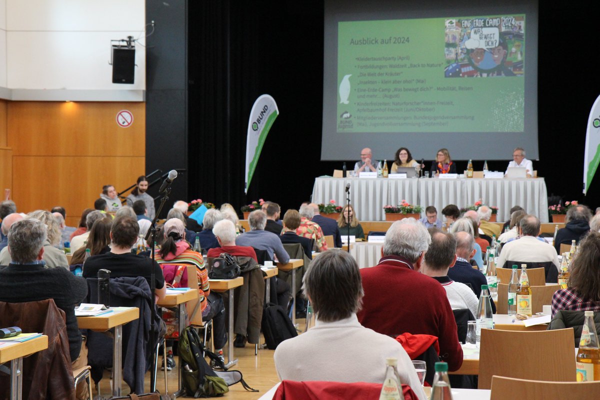 Bei unserer heutigen Landesdelegiertenversammlung (LDV) begrüßen wir 140 Delegierte, für die es heute viel zu wählen & entscheiden gibt: Neuer Vorstand & diverse Anträge zu umweltpolitischen Themen wie u.a. #Wassercent, Ausweisung von #Naturwaldflächen & Tierhaltung.