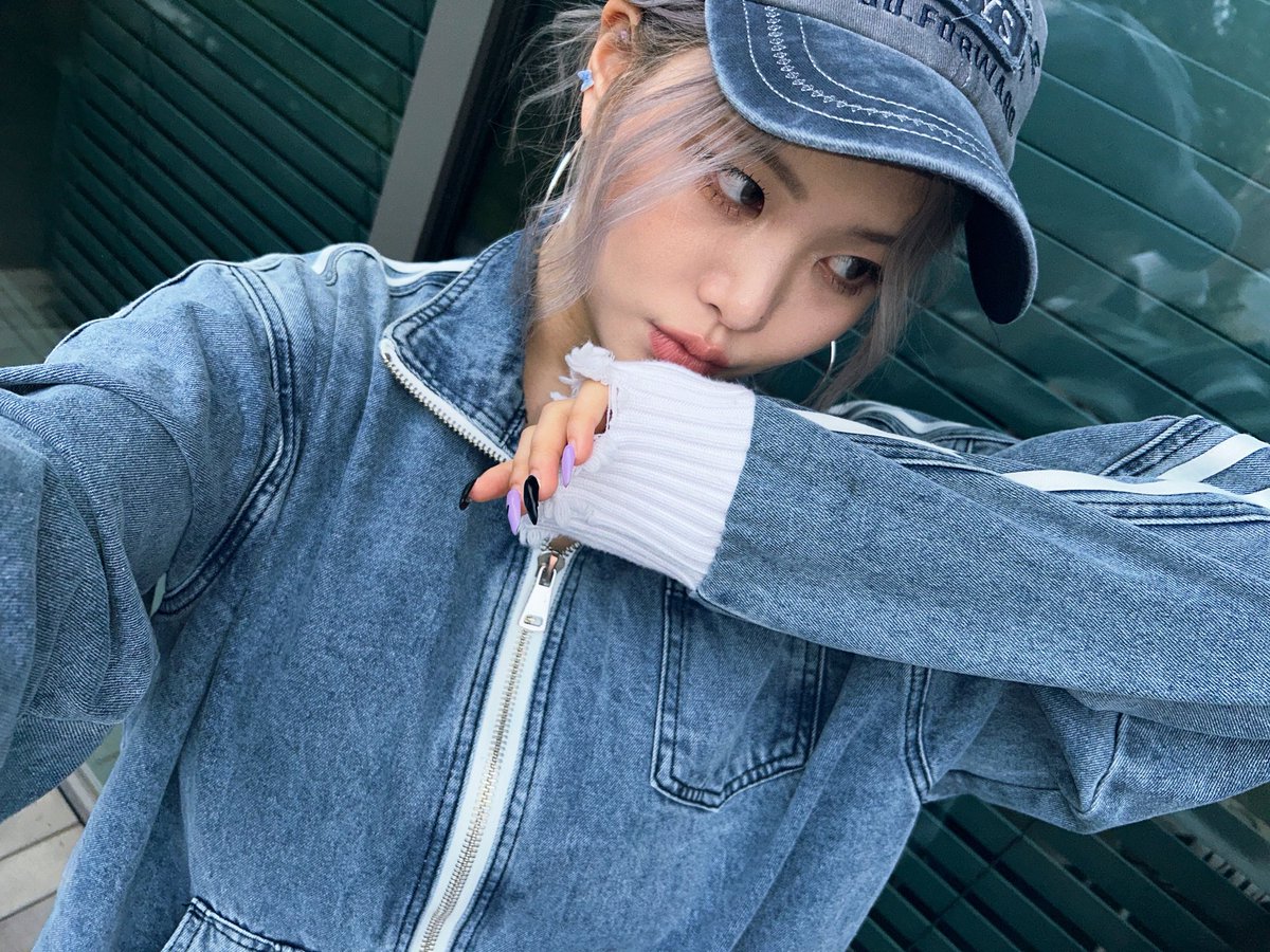 [#수안]
💙Bring it back to 90’s💙