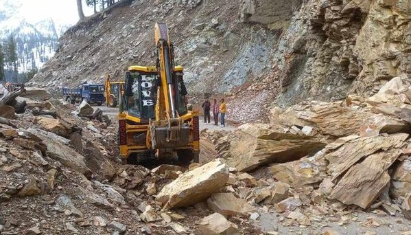 Mughal road continues to be shut due to bad #weather conditions
